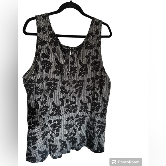 Gently worn Old Navy Peplum top with zipper detail on back - Picture 2 of 4